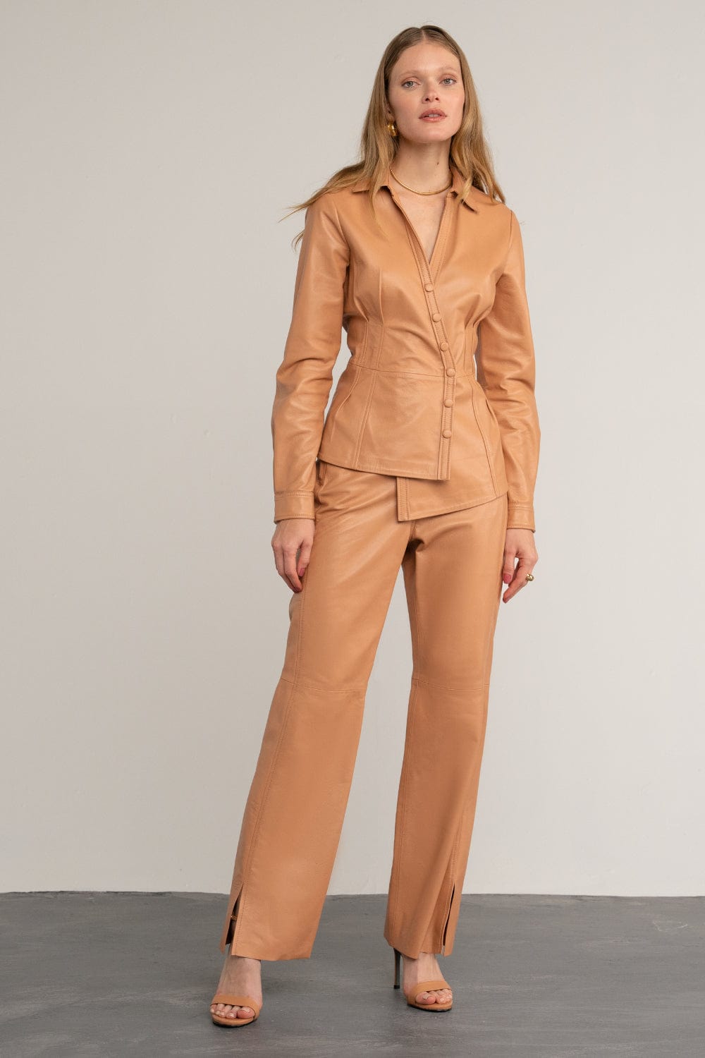 Madre Reina - Camisa Manga Longa Assimétrica Betina Couro Caramelo