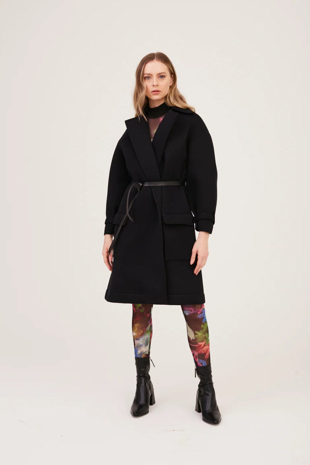 Viviane Furrier - Casaco Dublado Longo com Cinto de Couro Preto