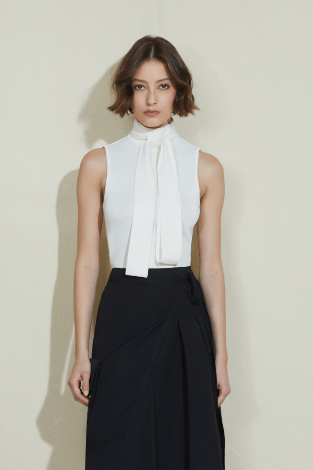 Coven - Blusa sem Manga Tricot Gola Alta Laço Off White