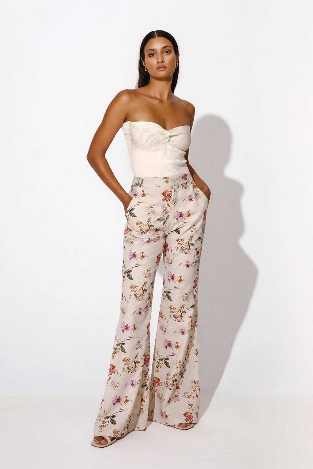 By Malina - Calça Alfaiataria Floral Devi