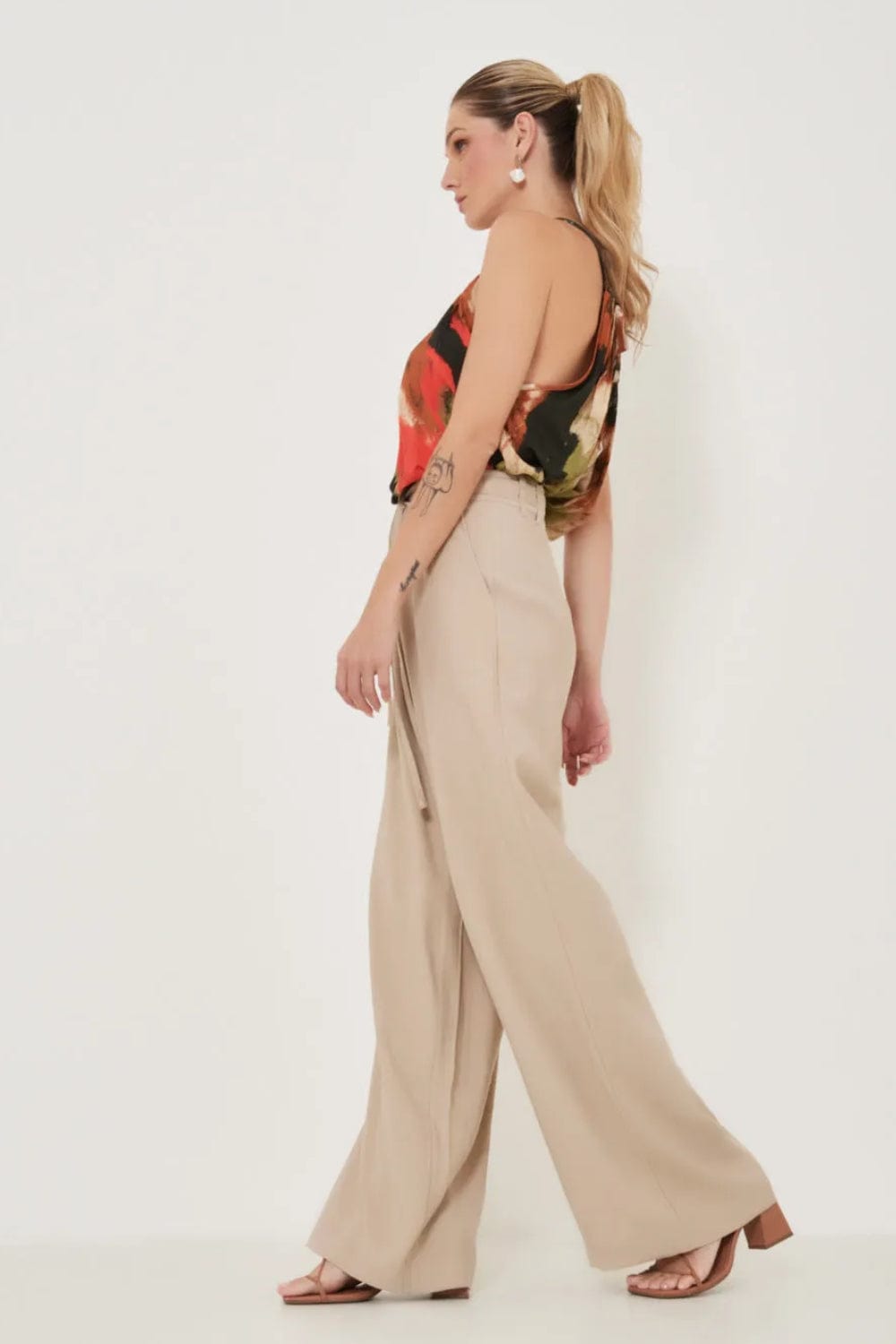 MOB - Calça Pantalona Passante com Faixa Alfaiataria Bege