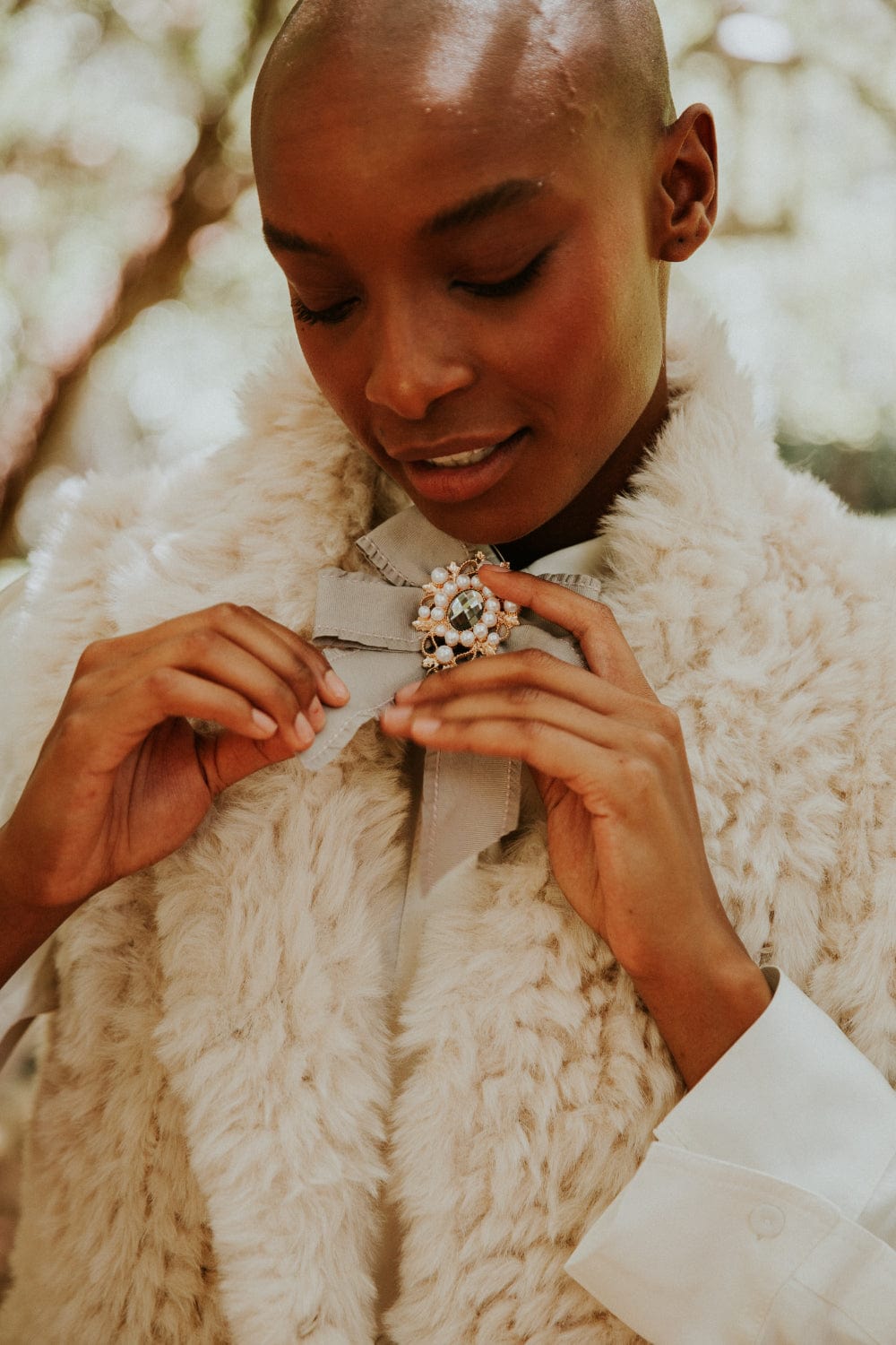 Broche Laço Duplo com Pérola Bege