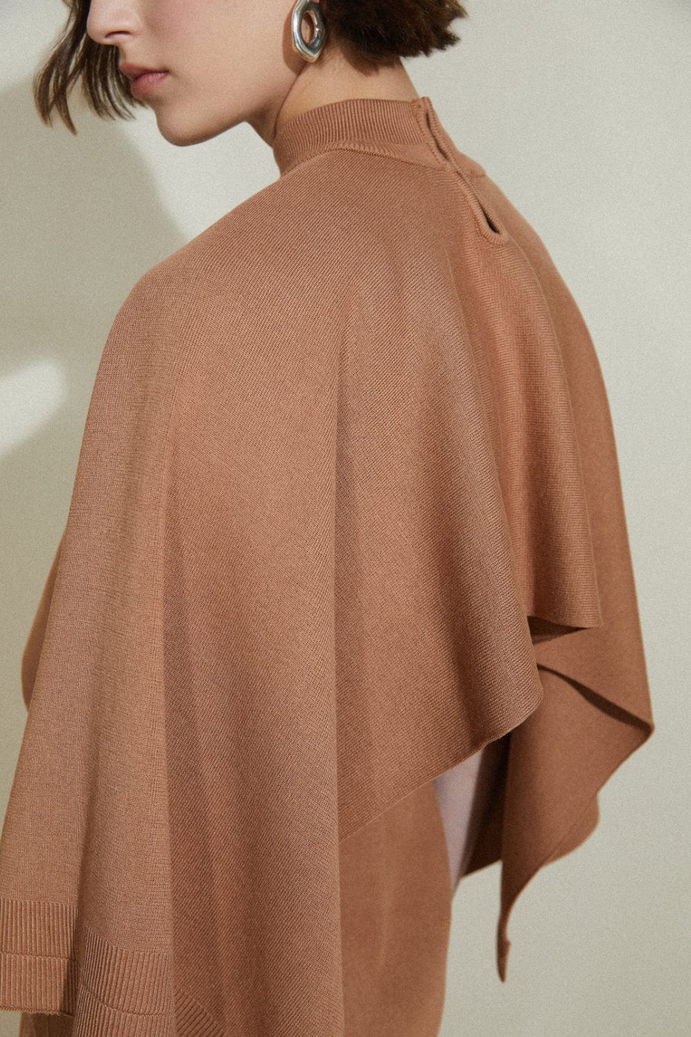 Coven - Vestido Curto em Tricot Acabamento Canelado com Sobreposição Caramelo