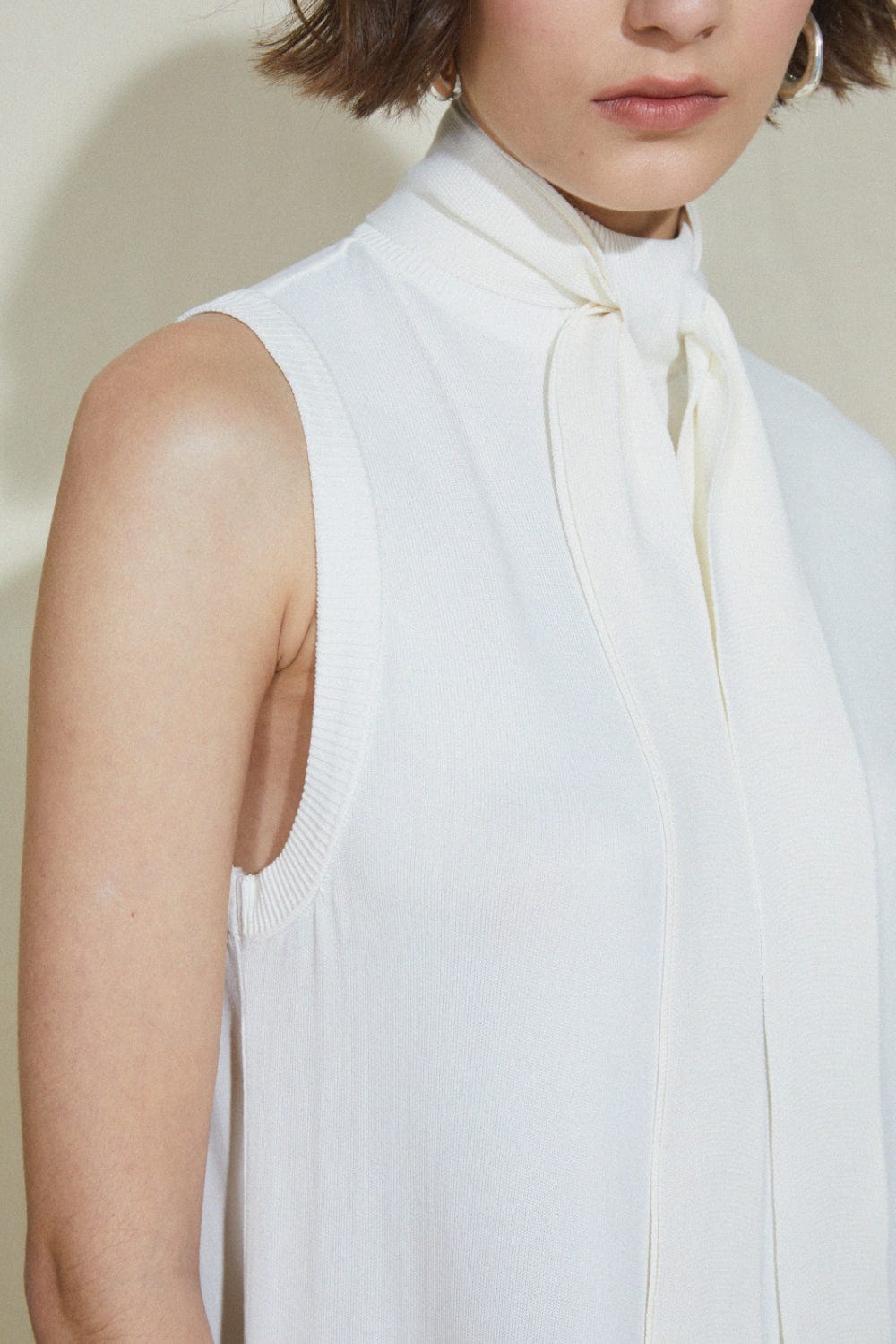 Coven - Blusa sem Manga Tricot Gola Alta Laço Off White