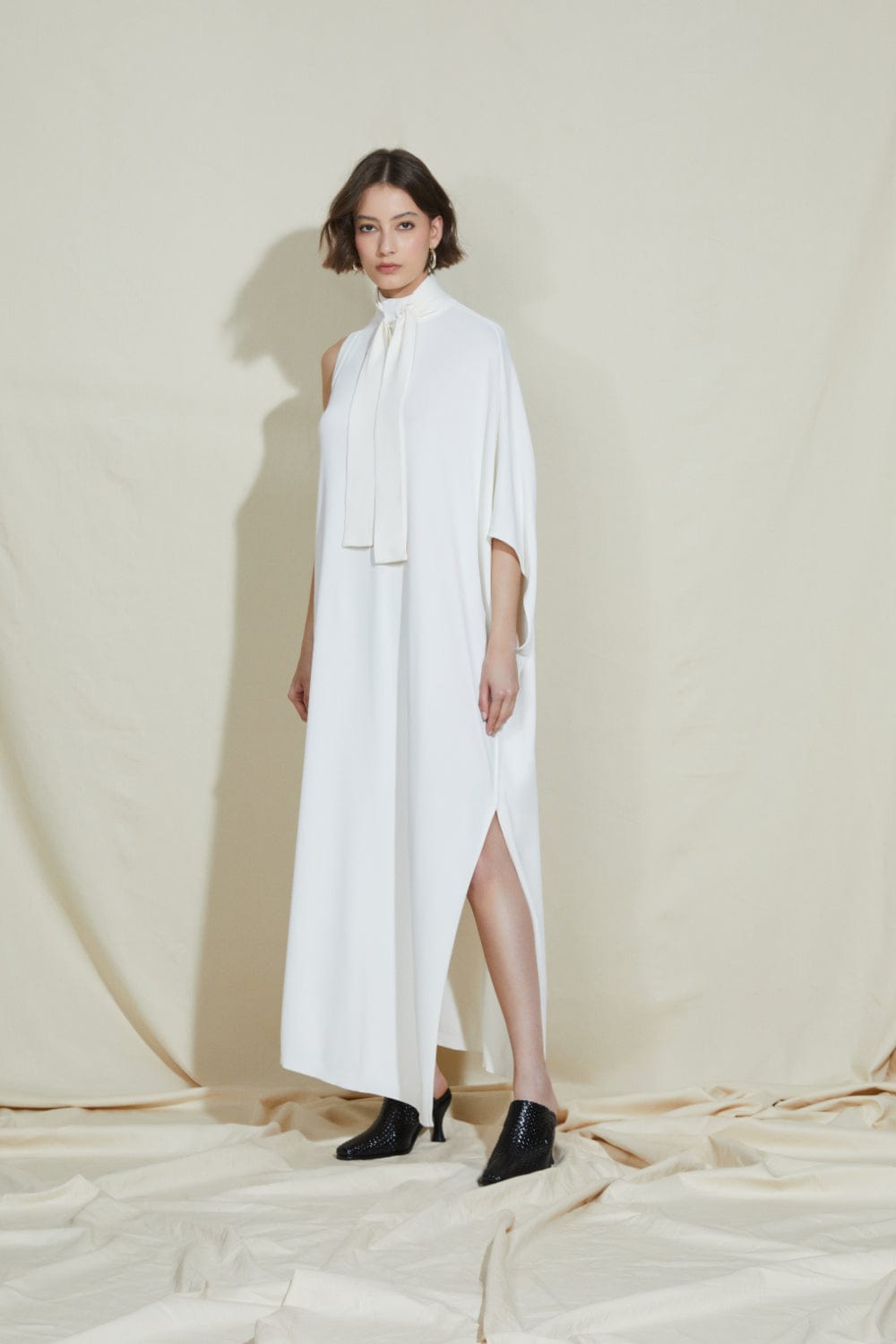 Coven - Vestido Midi Assimétrico Tricot Gola Alta Off White