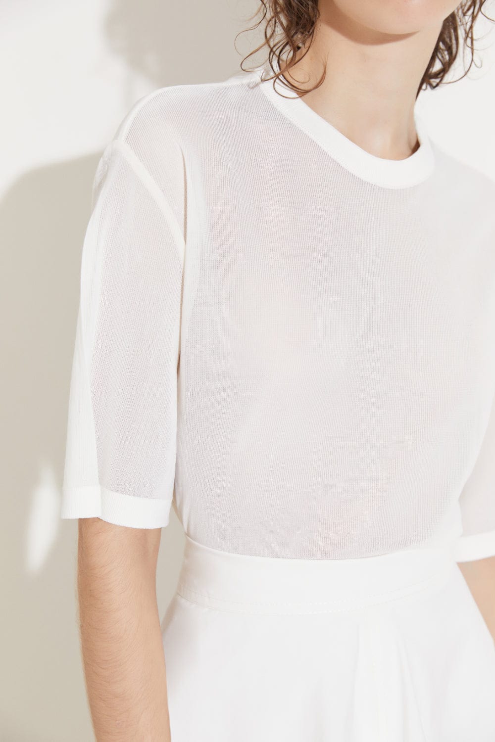 Coven - Blusa Manga Curta Gola Careca Tricot Organza Branco