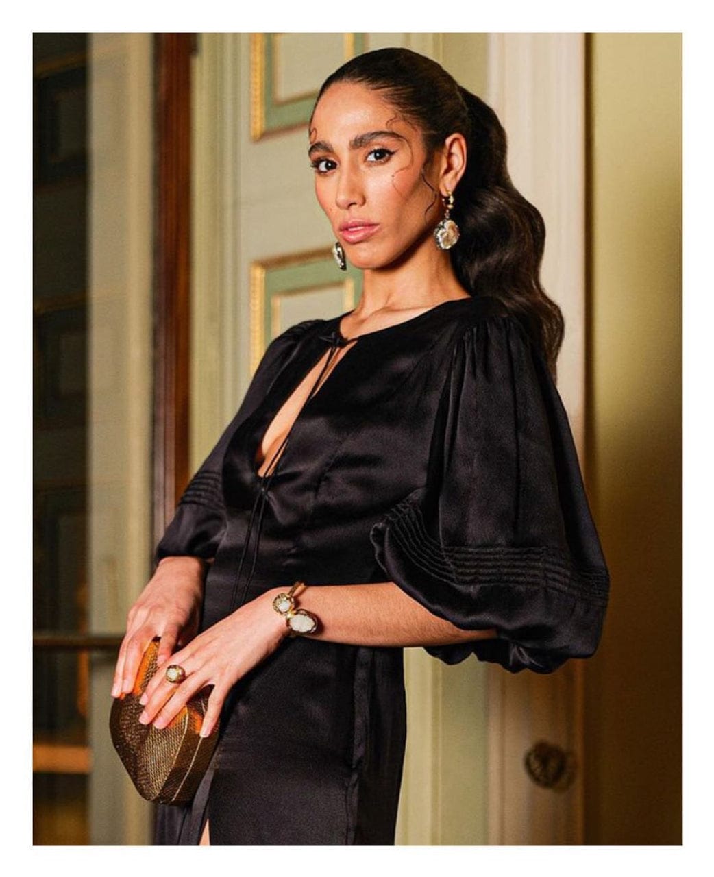 Ilta - Vestido Midi Seda com Manga Bufante Fenda Erin Preto