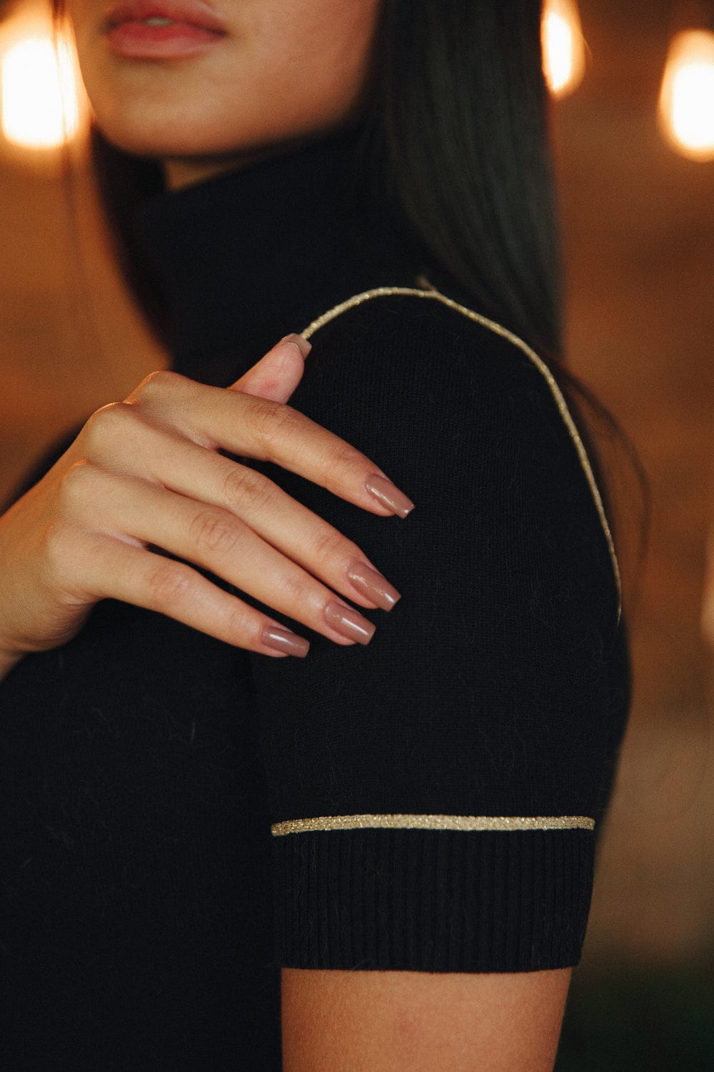 Access - Blusa Manga Curta Gola Alta Detalhe Dourado Preto