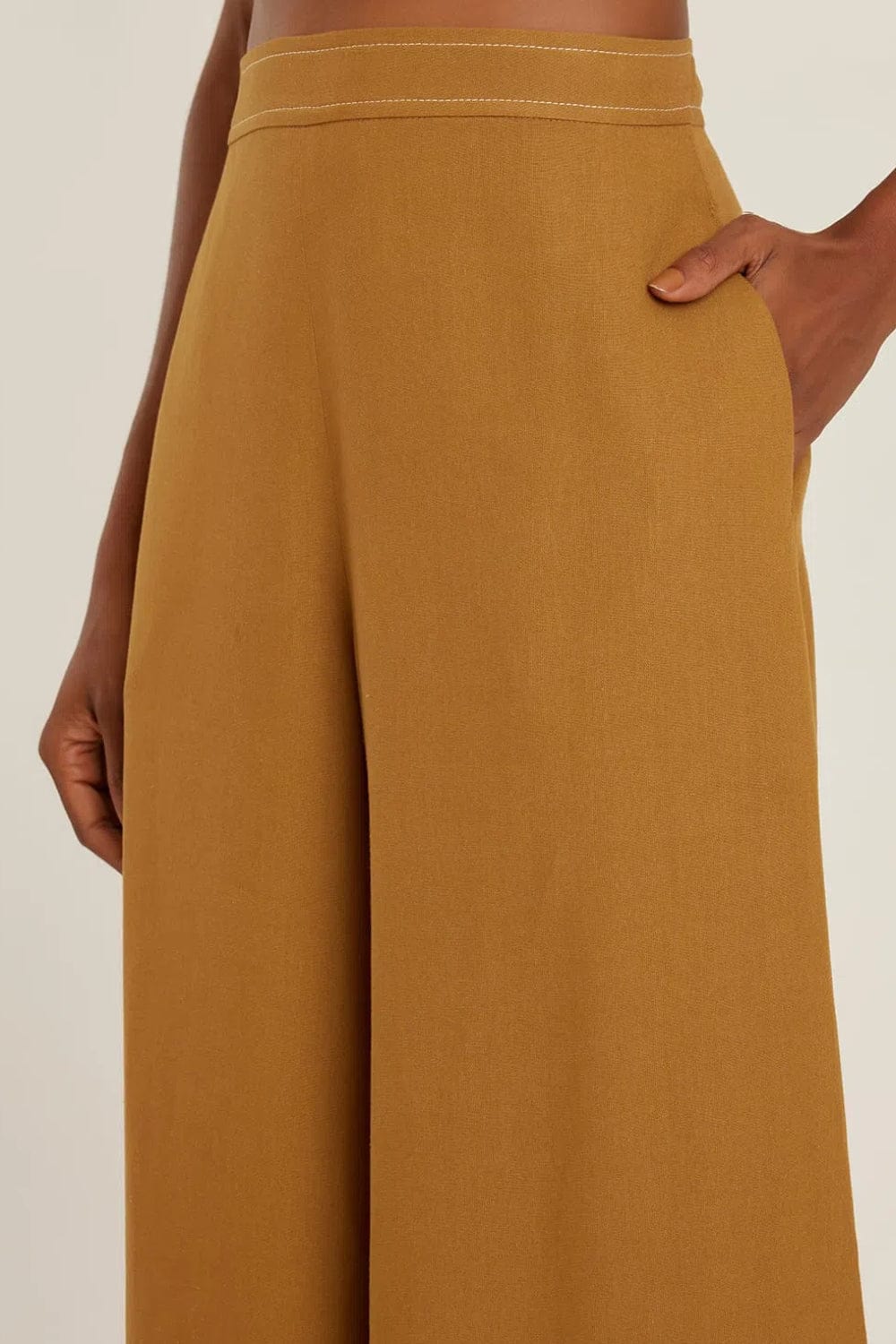 Lenny Niemeyer - Calça Pantalona Pesponto Contrastante Viscolinho Ambar/Ocre