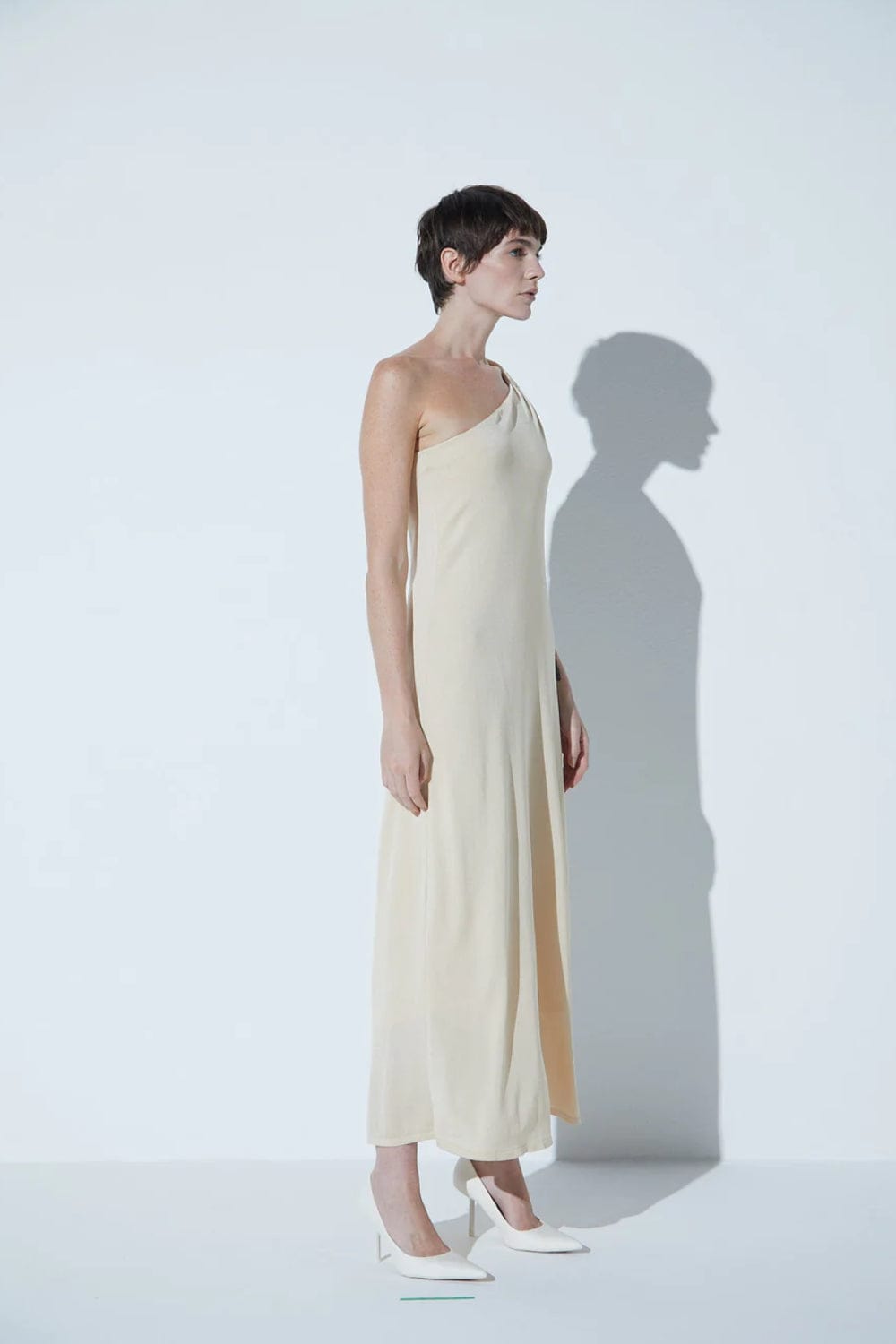 Viviane Furrier - Vestido Longo em Tricot um Ombro Só Bege