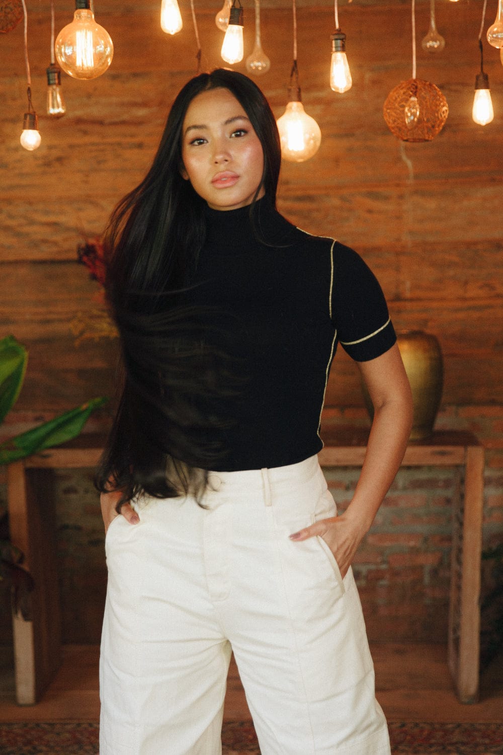 Access - Blusa Manga Curta Gola Alta Detalhe Dourado Preto