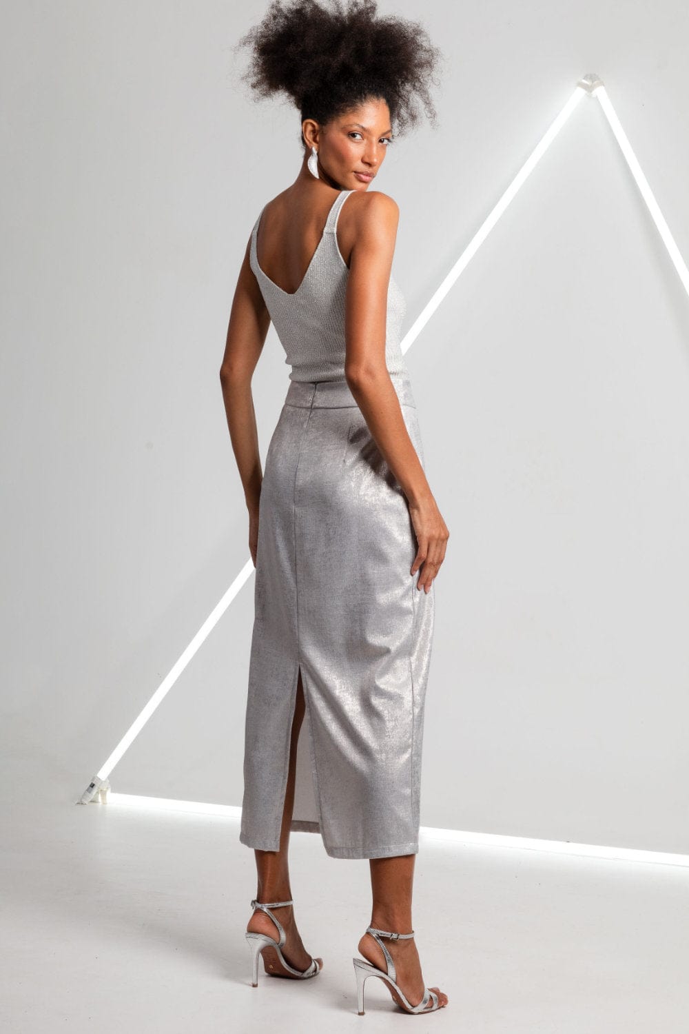 Viviane Furrier - Saia Midi Reta com Pregas em Tecido Prata