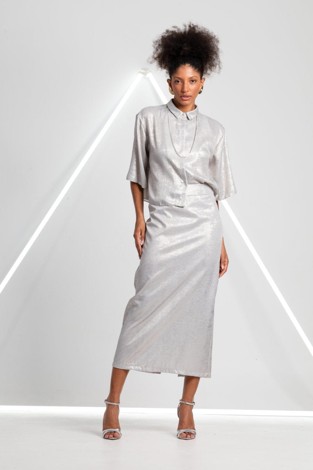 Viviane Furrier - Saia Midi Reta com Pregas em Tecido Prata