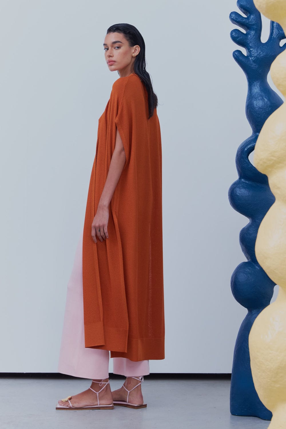 Viviane Furrier - Cardigan Longo em Tricot em Piquet com Fendas Terracota