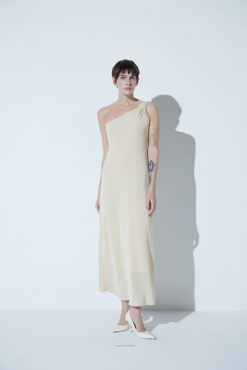 Viviane Furrier - Vestido Longo em Tricot um Ombro Só Bege