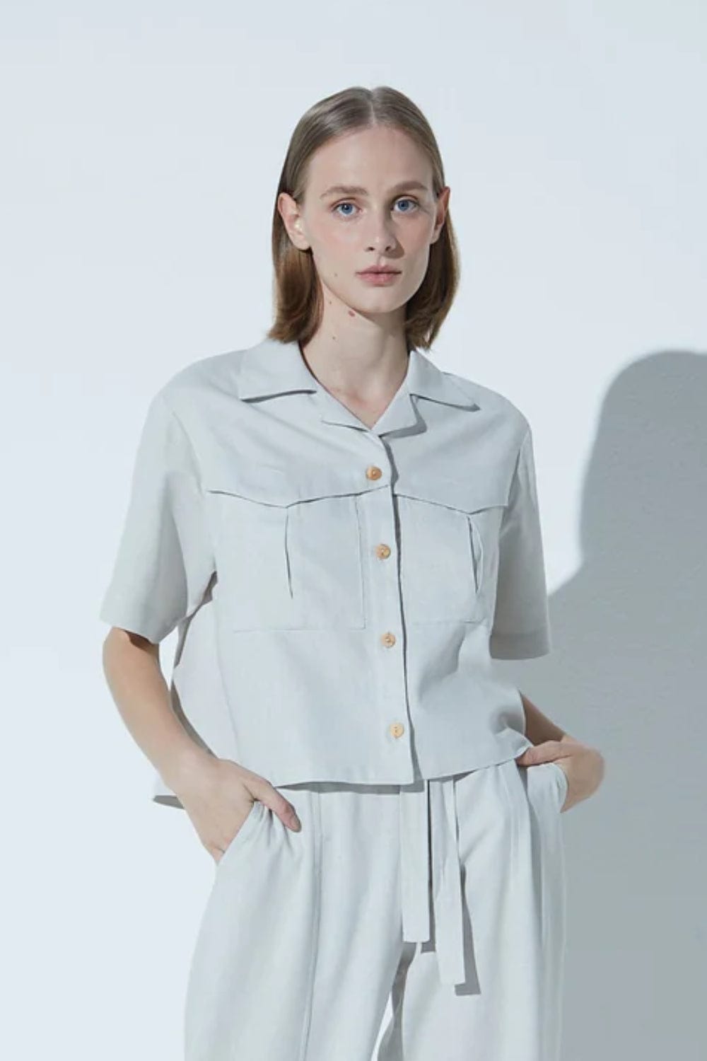 Viviane Furrier - Camisa Manga Curta Viscolinho com Bolsos em Tecido Areia