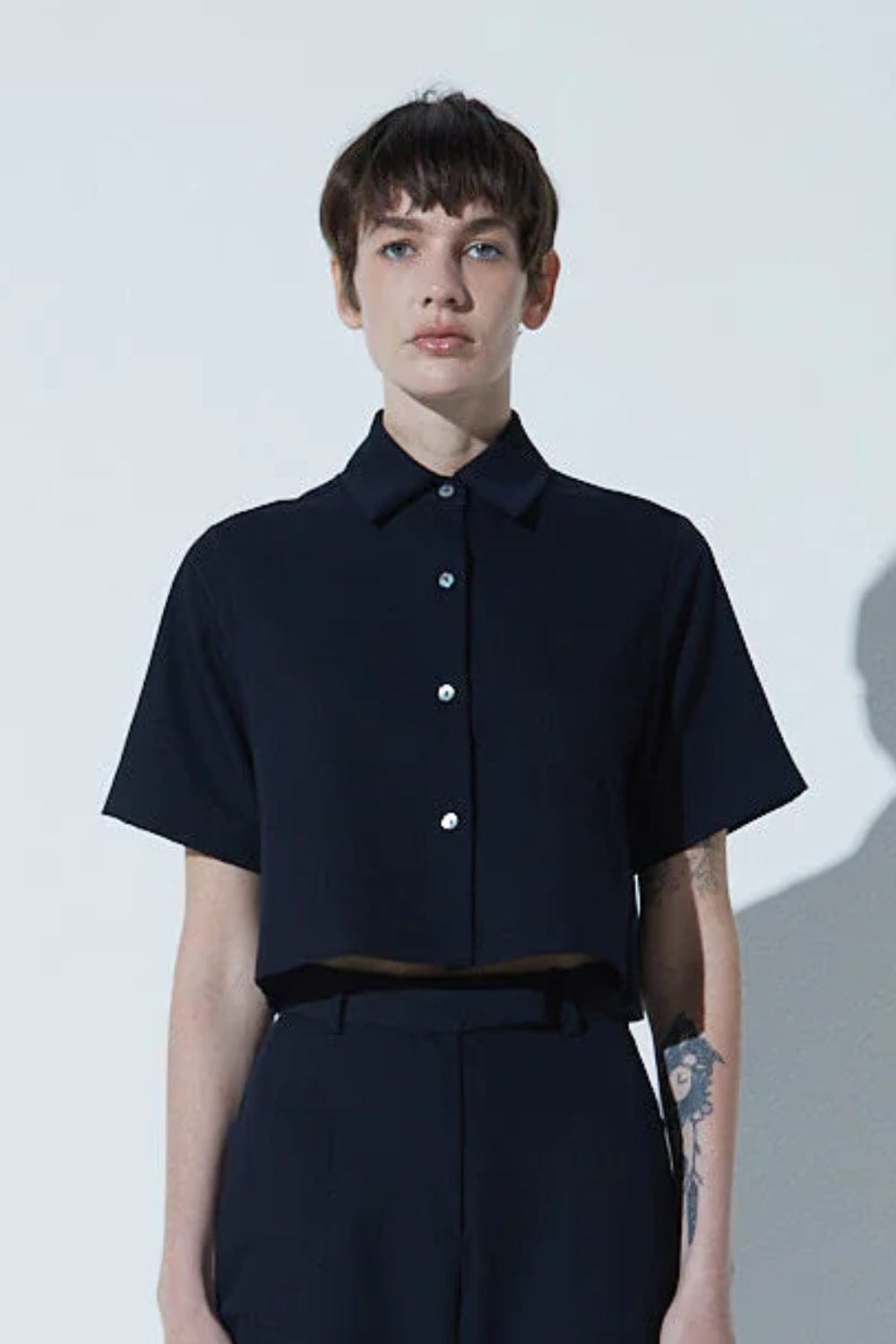 Viviane Furrier - Camisa Cropped Manga Curta Azul Marinho