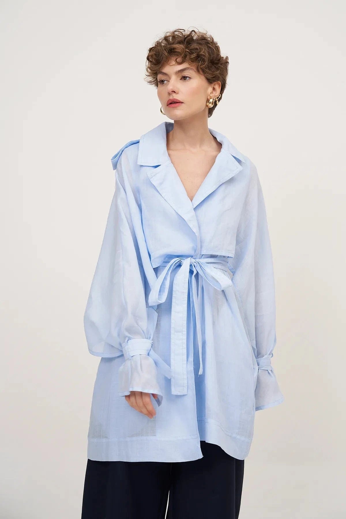 Coven - Casaco Curto Manga Longa Sobreposta em Rami Azul Claro
