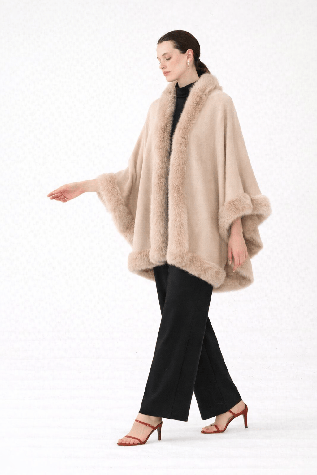 Alex Max - Poncho Sintético Bege