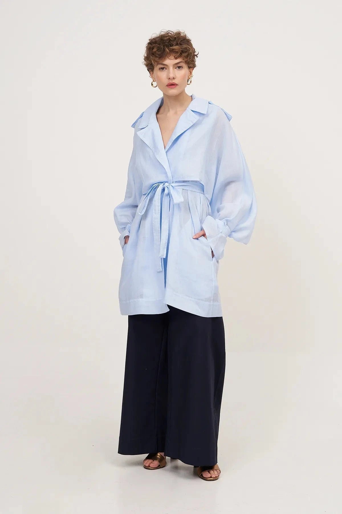 Coven - Casaco Curto Manga Longa Sobreposta em Rami Azul Claro