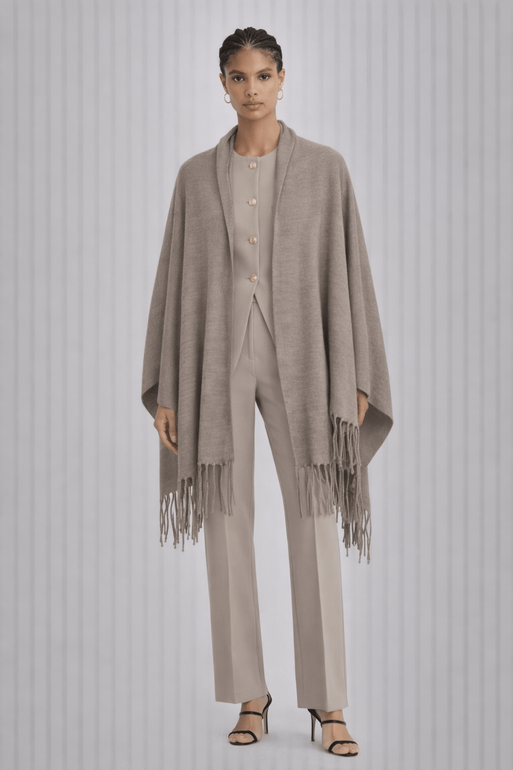 Viviane Furrier - Poncho Tricot com Franjas Bege