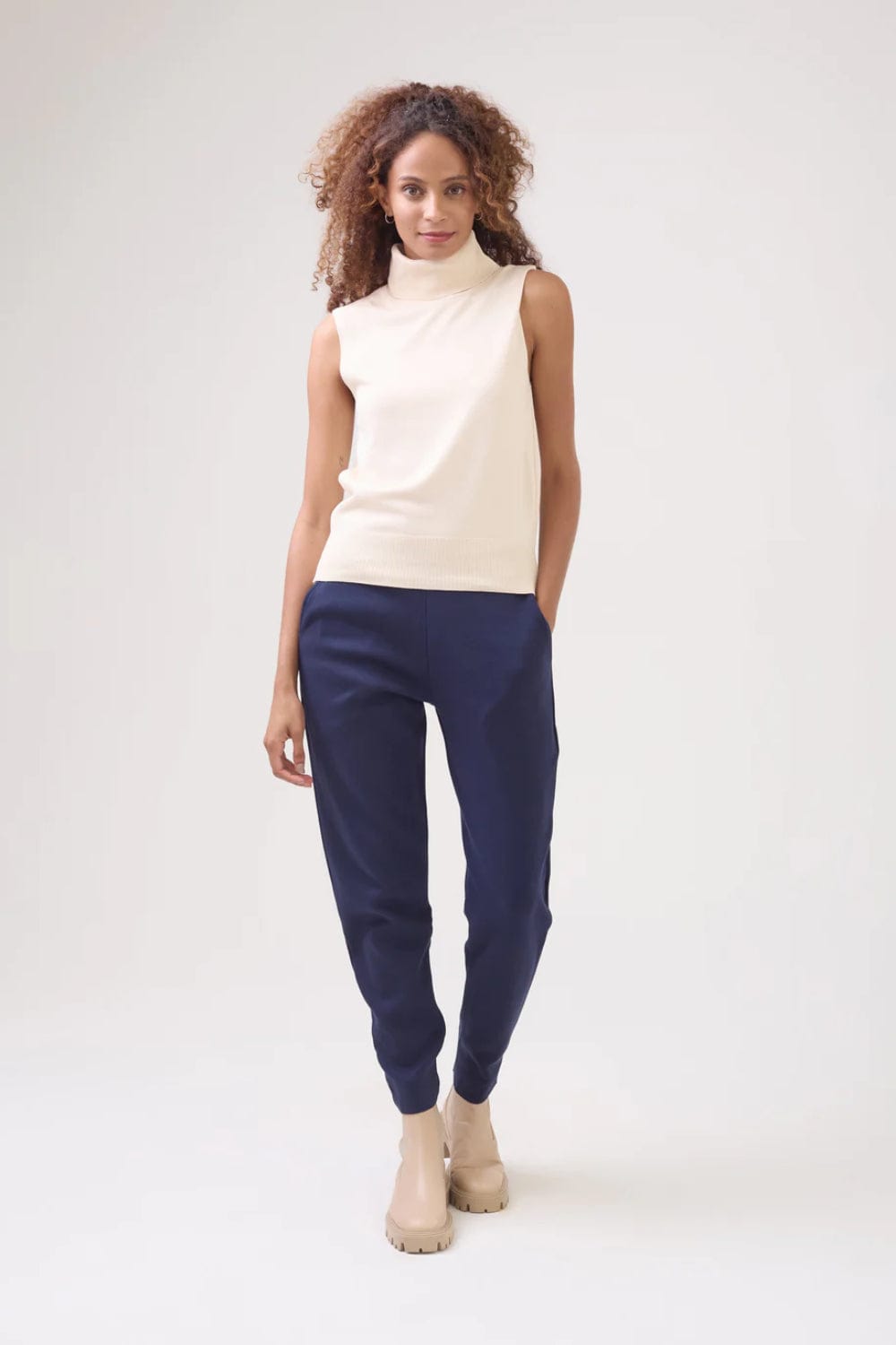 Viviane Furrier - Blusa sem Manga Gola Alta Tricot Ninive Bege