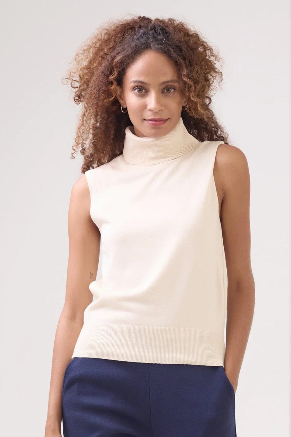 Viviane Furrier - Blusa sem Manga Gola Alta Tricot Ninive Bege