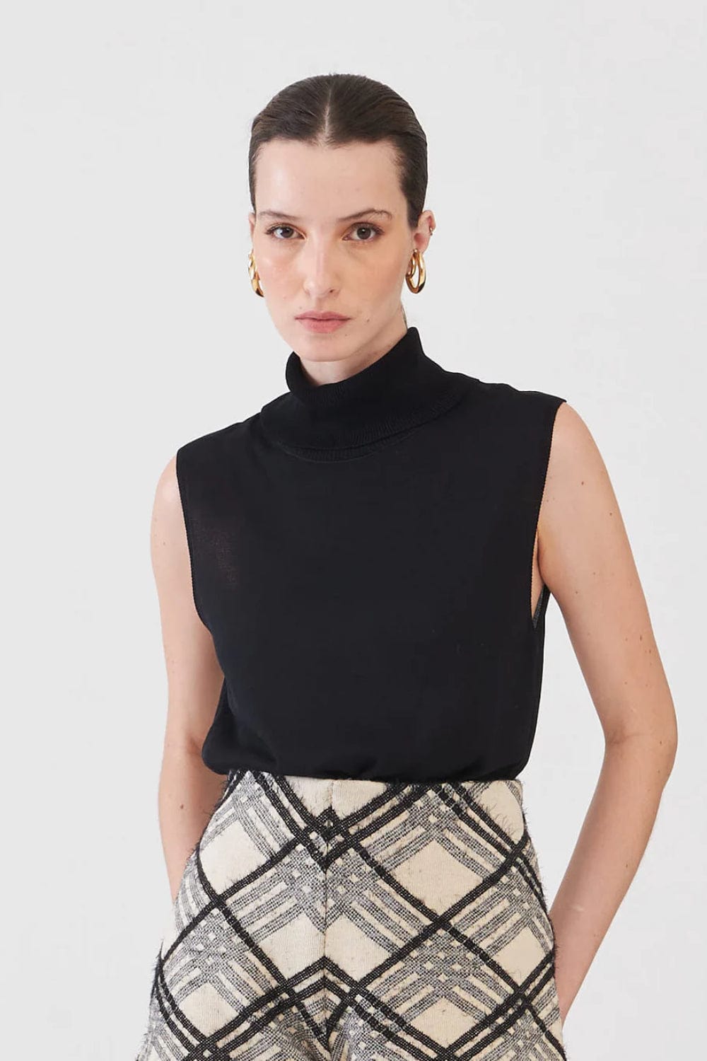 Viviane Furrier - Blusa sem Manga Gola Alta Tricot Preto