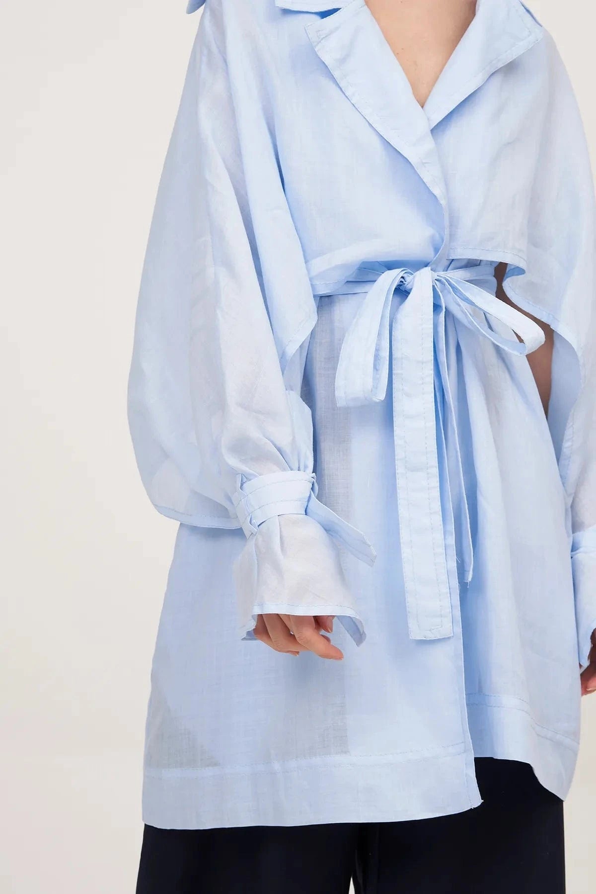 Coven - Casaco Curto Manga Longa Sobreposta em Rami Azul Claro
