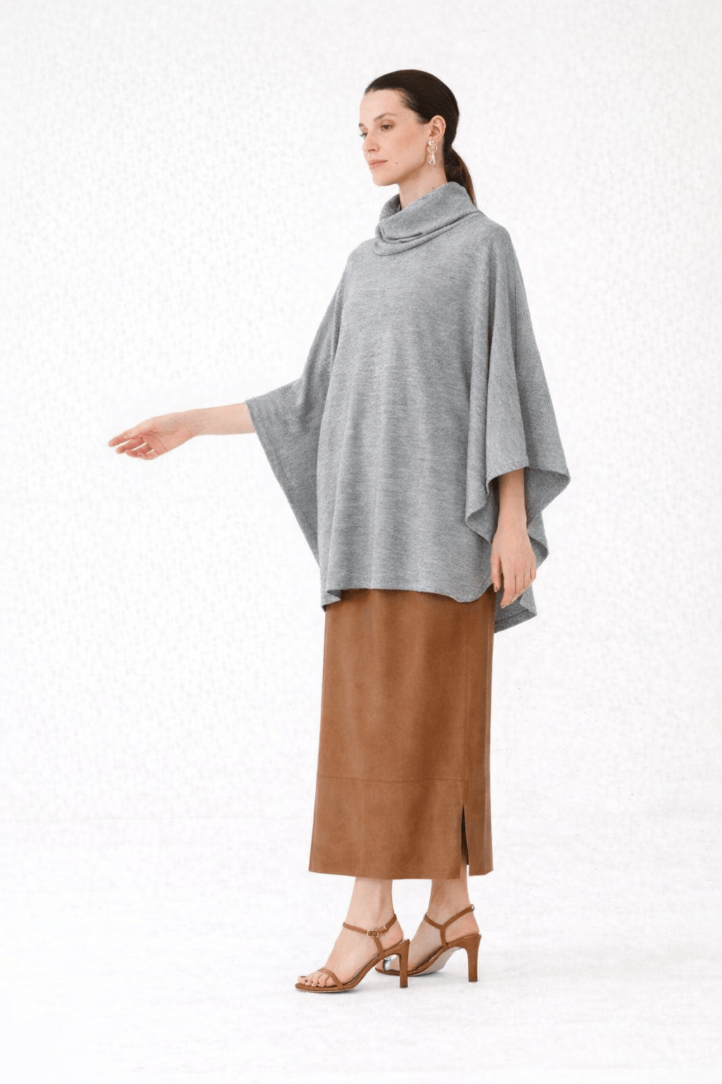 Viviane Furrier - Poncho Tricot Gola Alta Cinza