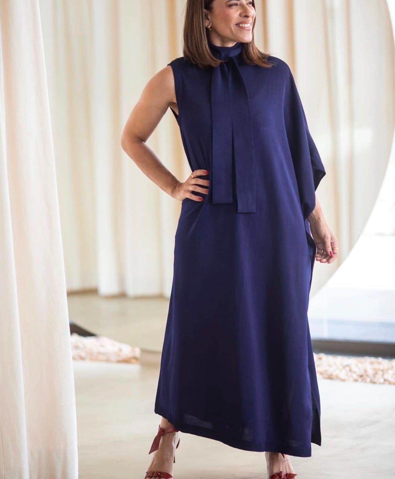 Coven - Vestido Midi Assimétrico Gola Alta Preto