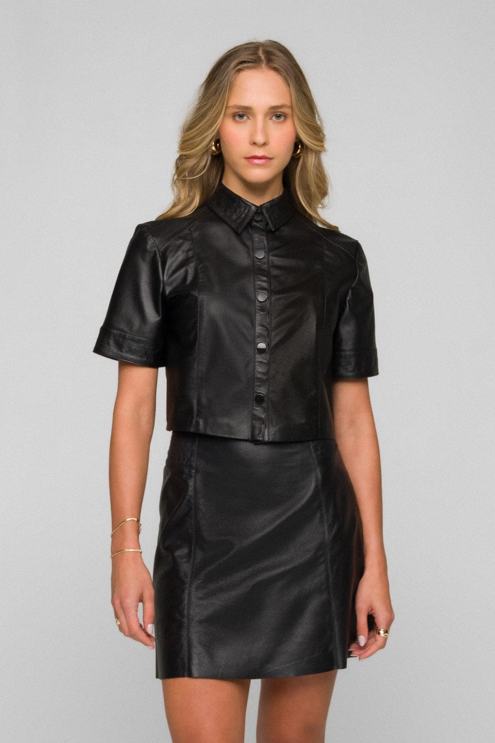 Madre Reina - Camisa Croped Manga Curta Mariana Couro Preto