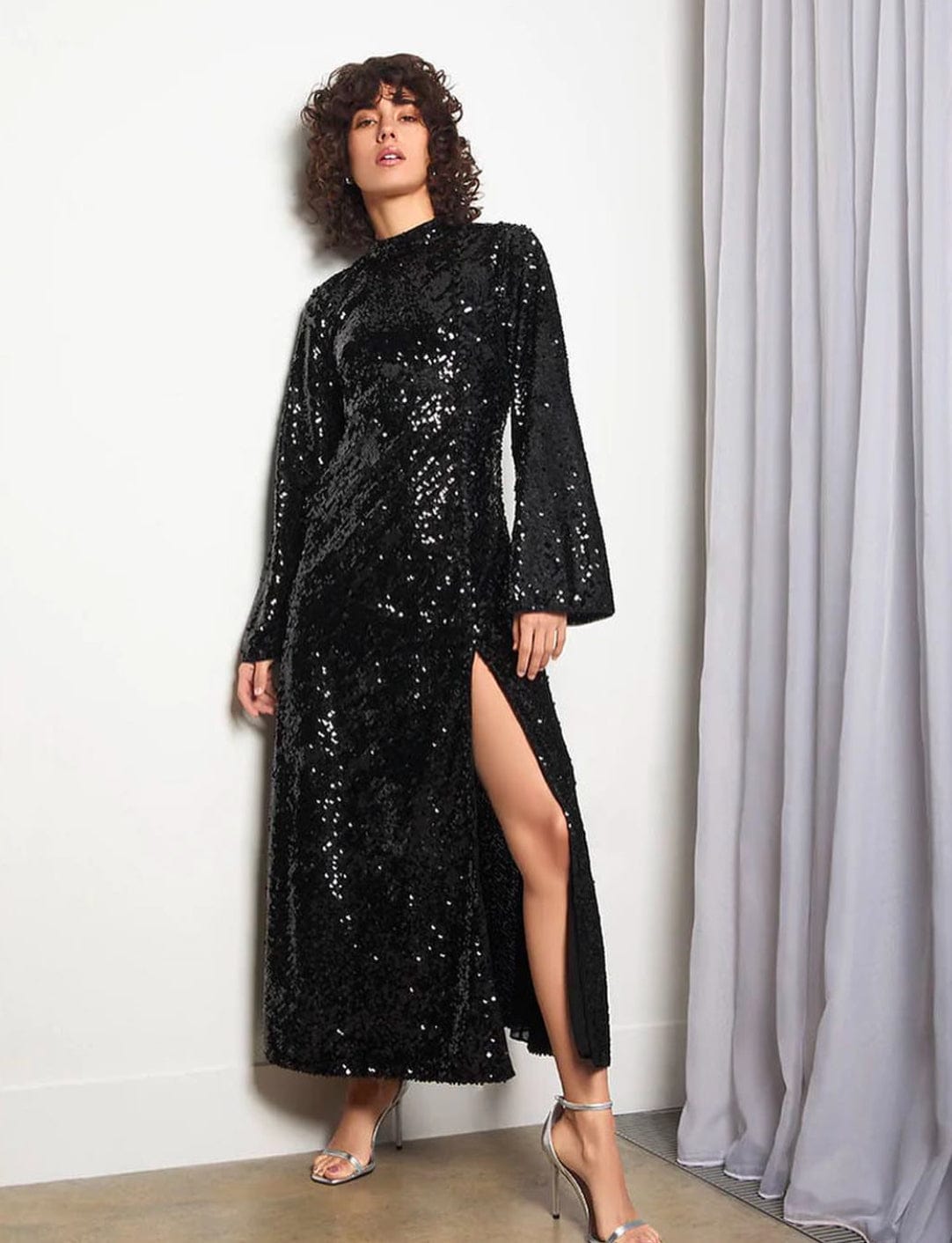 Ilta - Vestido Longo Manga Longa Fenda Paetês Lena Preto