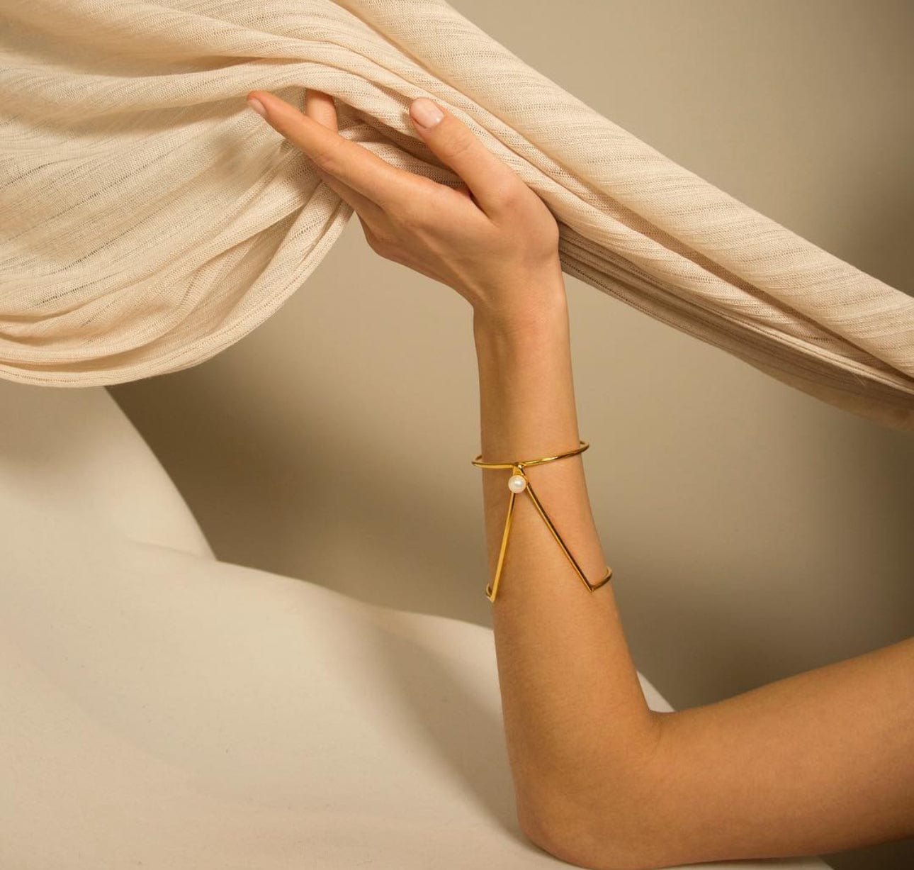 Lynyer- Bracelete V com Pérola