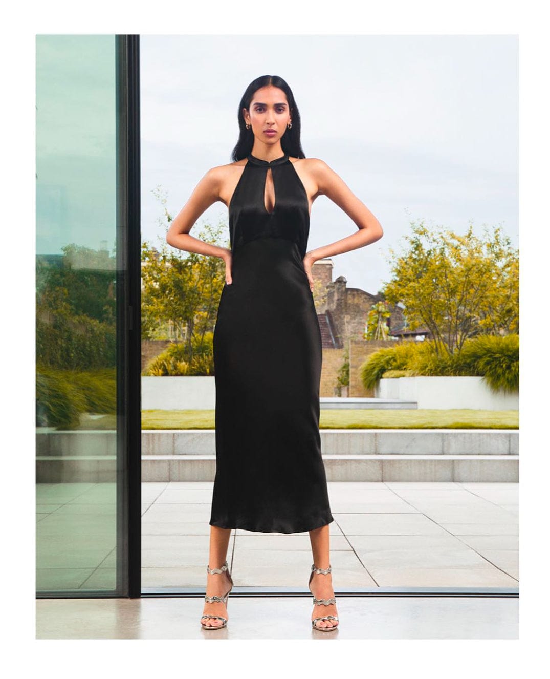 Ilta - Vestido Midi sem Manga Mari Seda Preto