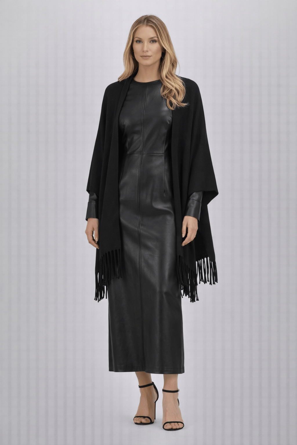 Viviane Furrier - Poncho Tricot com Franjas Preto