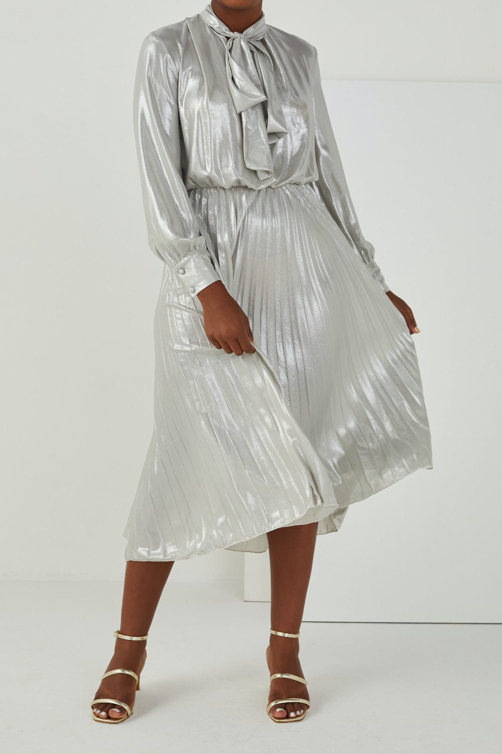 Vicolo - Vestido Mídi com Laço Frontal Prata