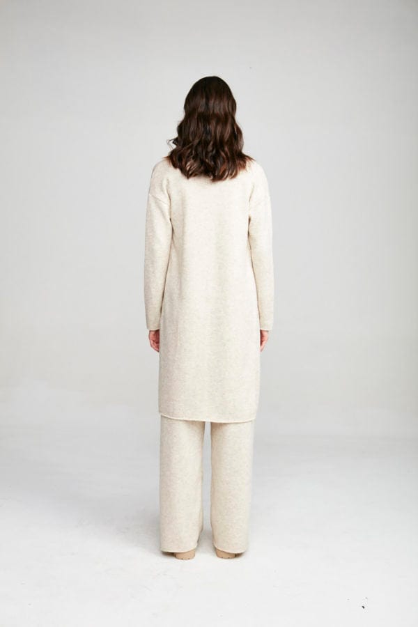 Viviane Furrier - Cardigan Longo com Bolsos Aplicados em Tricot Bege