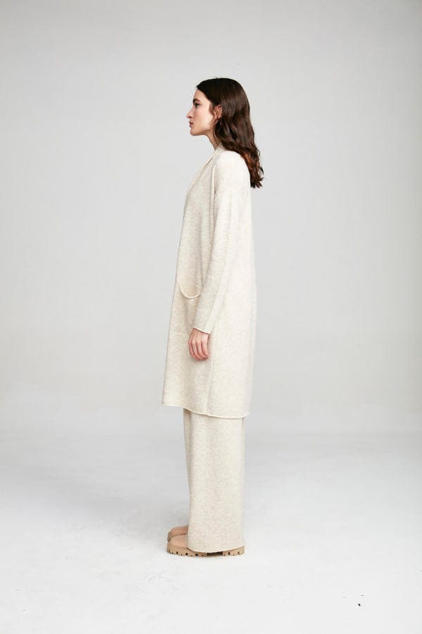 Viviane Furrier - Cardigan Longo com Bolsos Aplicados em Tricot Bege