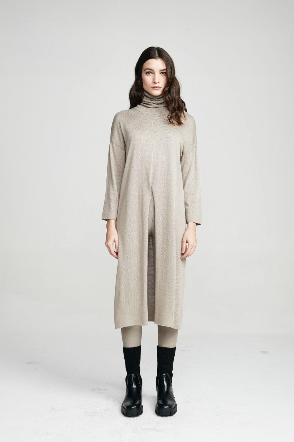 Viviane Furrier - Blusa Manga Longa Gola Alta Fenda Frontal em Tricot Fendi Concreto