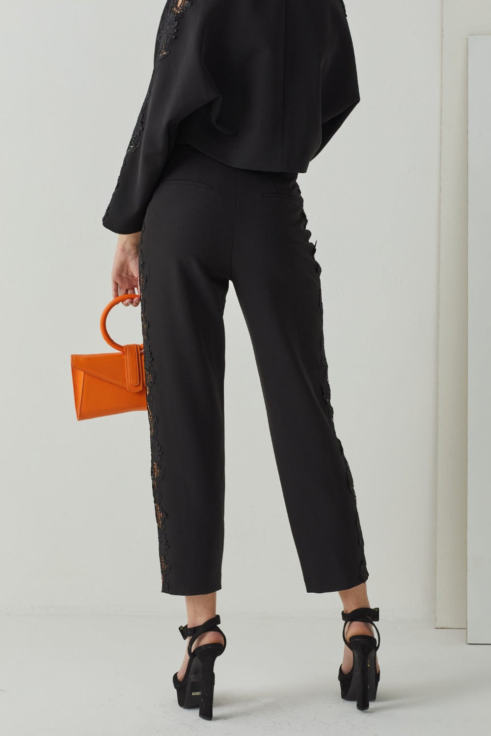 Access - Calça com Detalhes de Rendas Lateral Preto