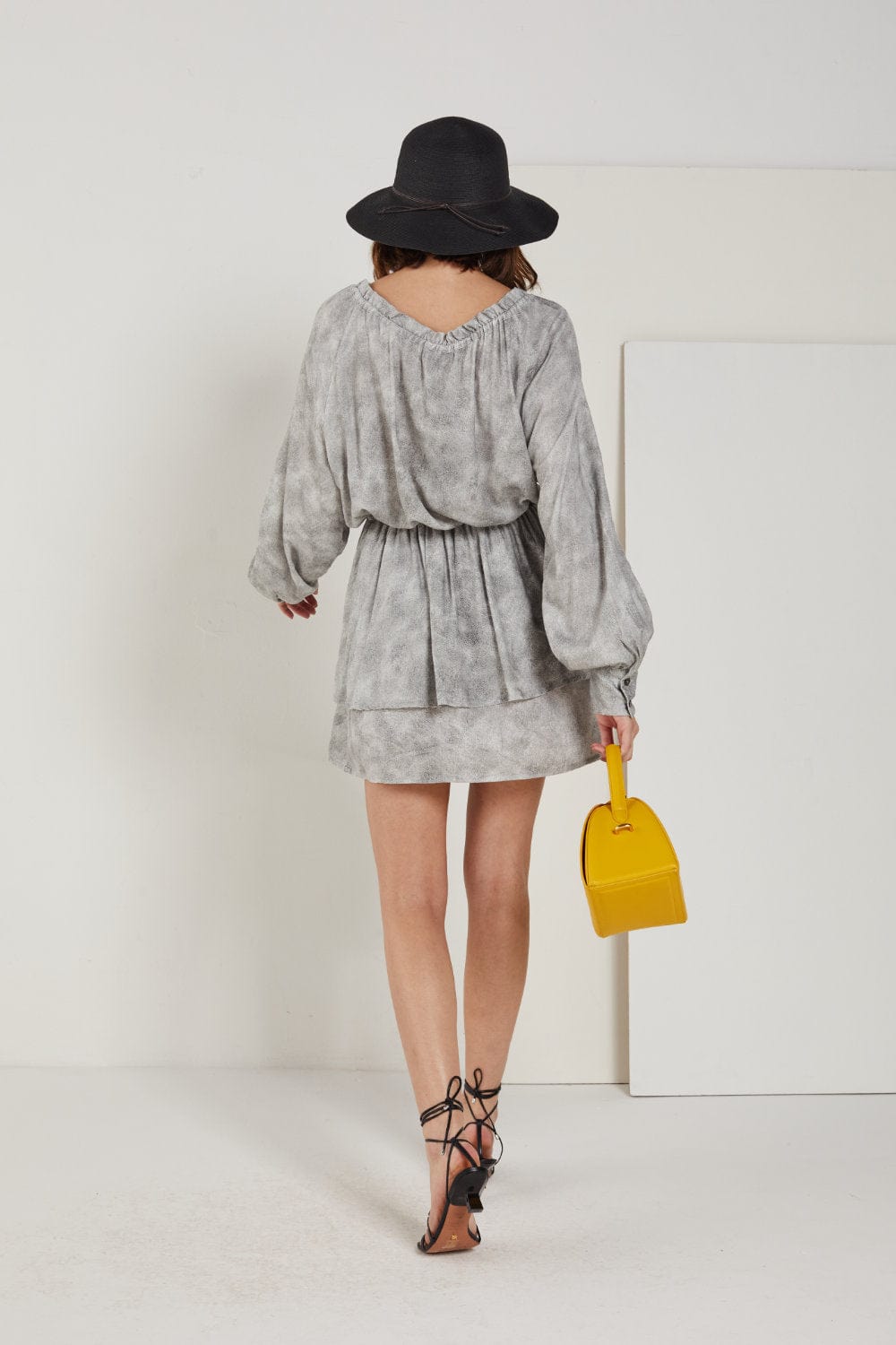 Covert - Vestido Curto Manga Longa Cinza