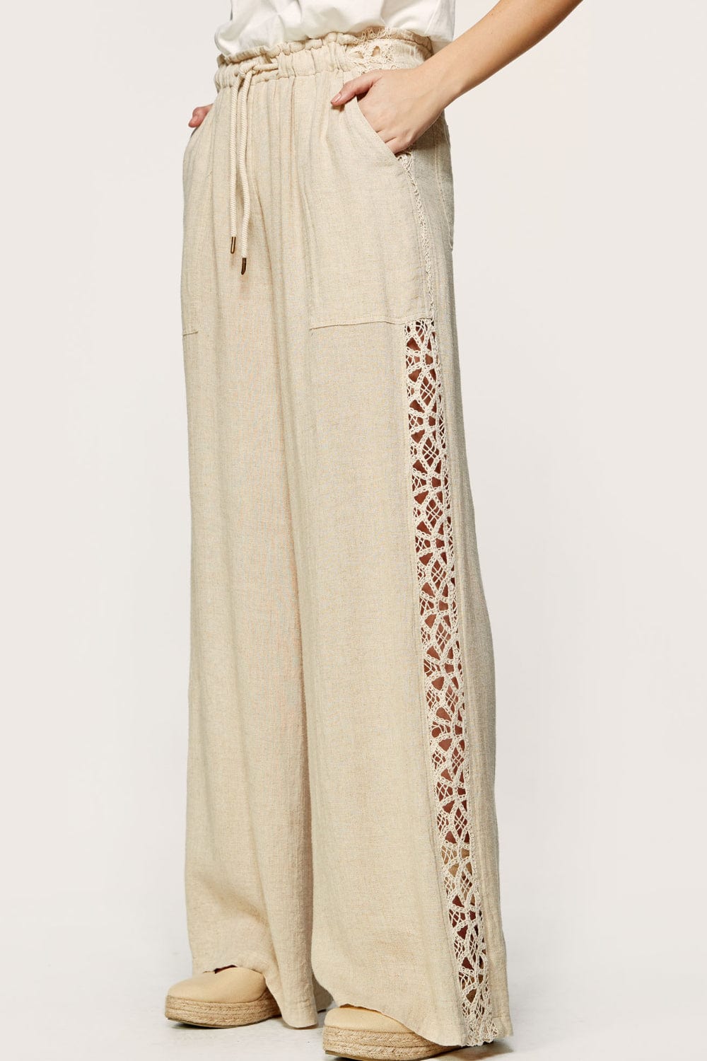 Eight by Access Fashion - Calça com Crochê Lateral