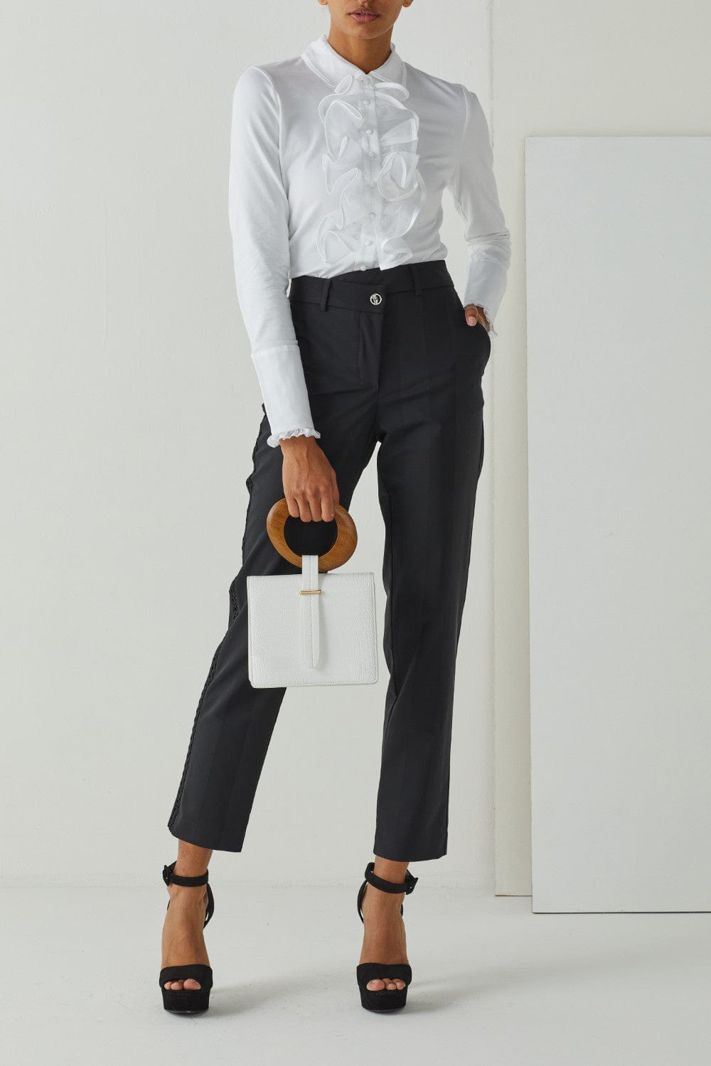 The Shirt Company London - Camisa Manga Longa com Babado Frontal