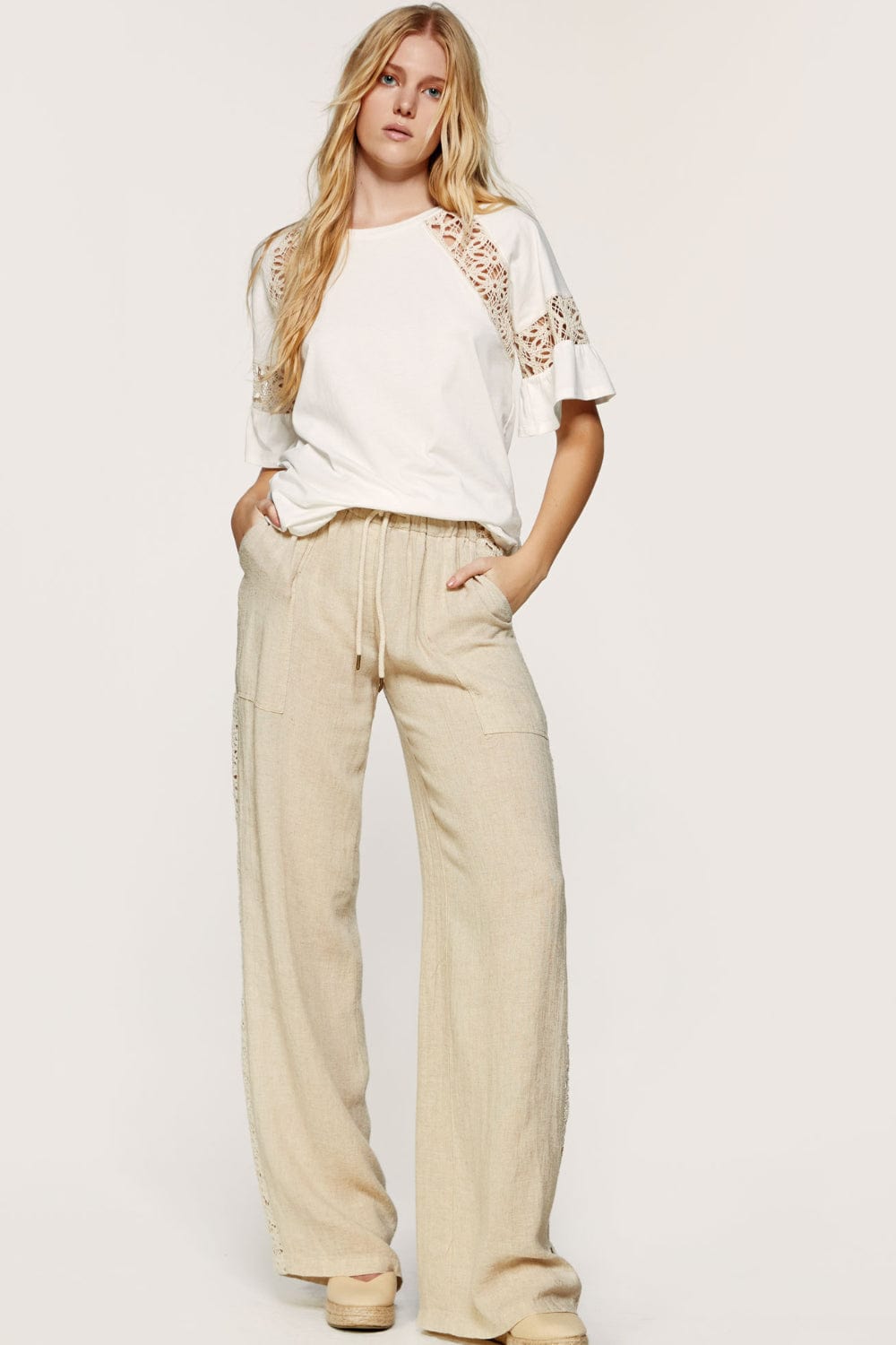 Eight by Access Fashion - Calça com Crochê Lateral