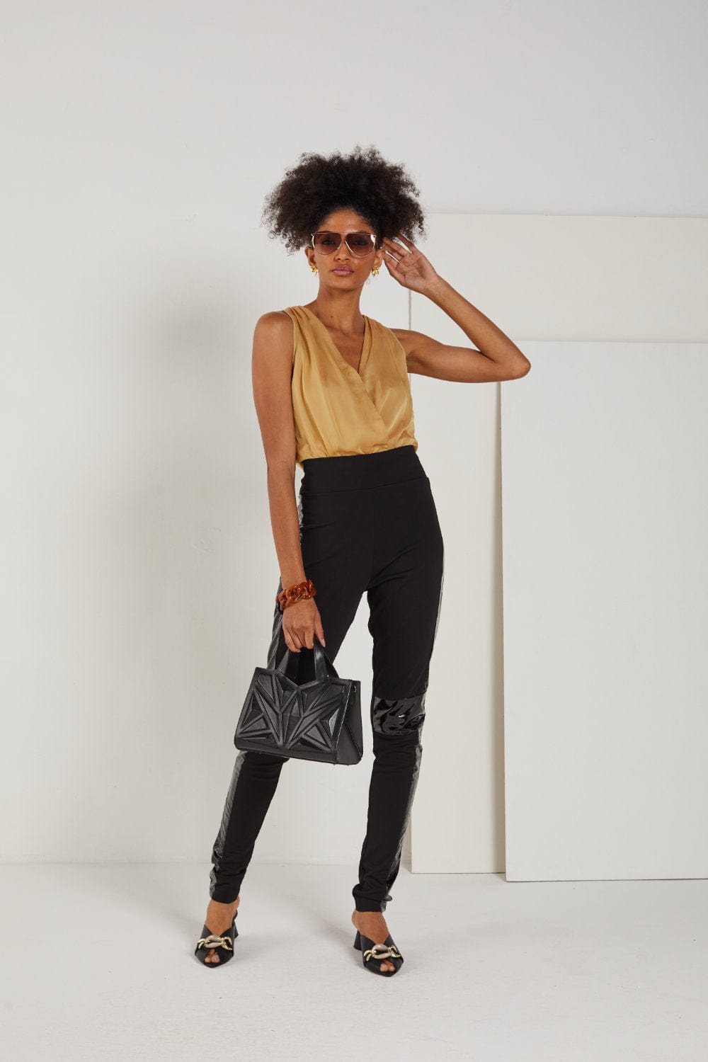 Lecrokí - Calça Legging com Detalhe em Vinil