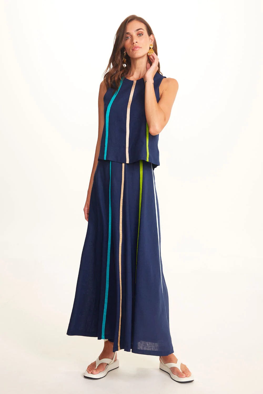 Viviane Furrier - Blusa sem Manga Trapésio com Aplicação Azul Marinho