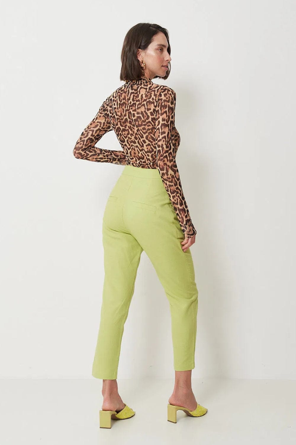 MOB - Calça Reta Pregas Frontais Verde