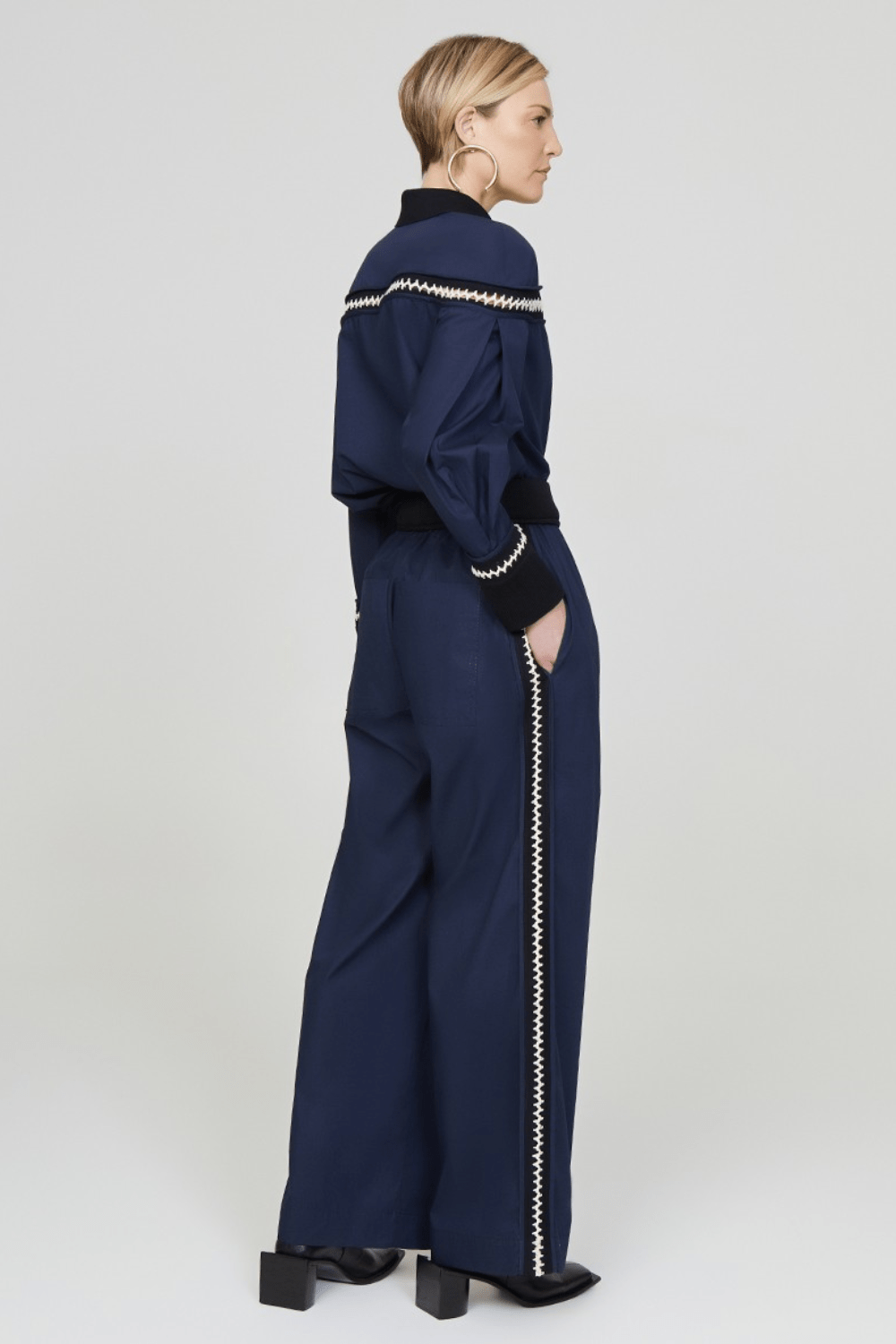 Coven - Calça Tricoline Detalhe Crochê Azul Marinho