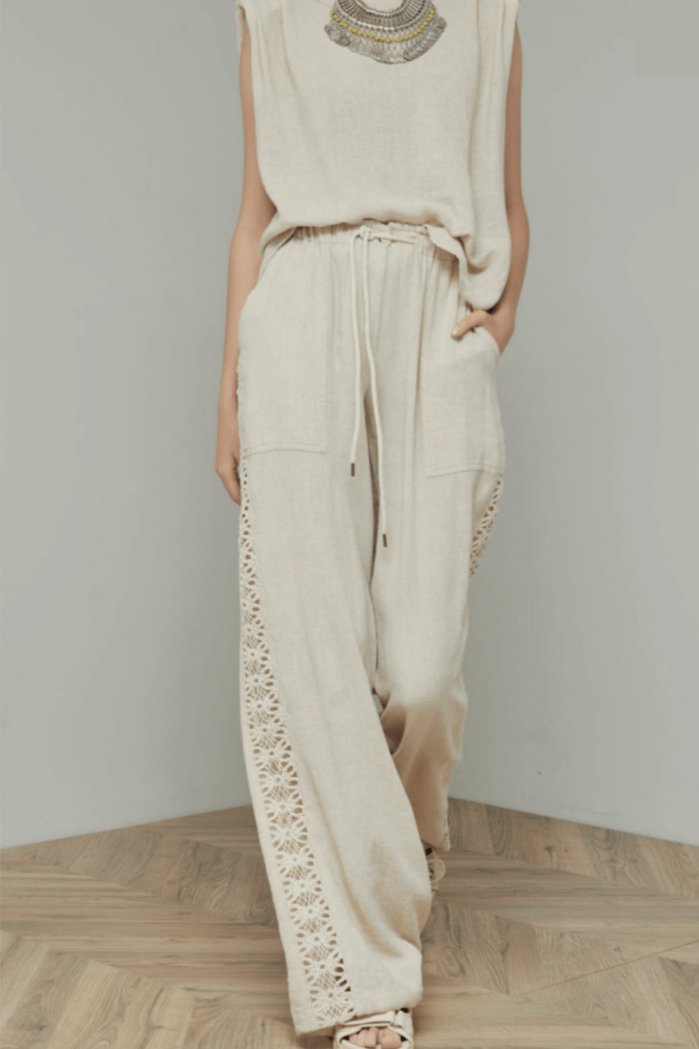 Eight by Access Fashion - Calça com Crochê Lateral